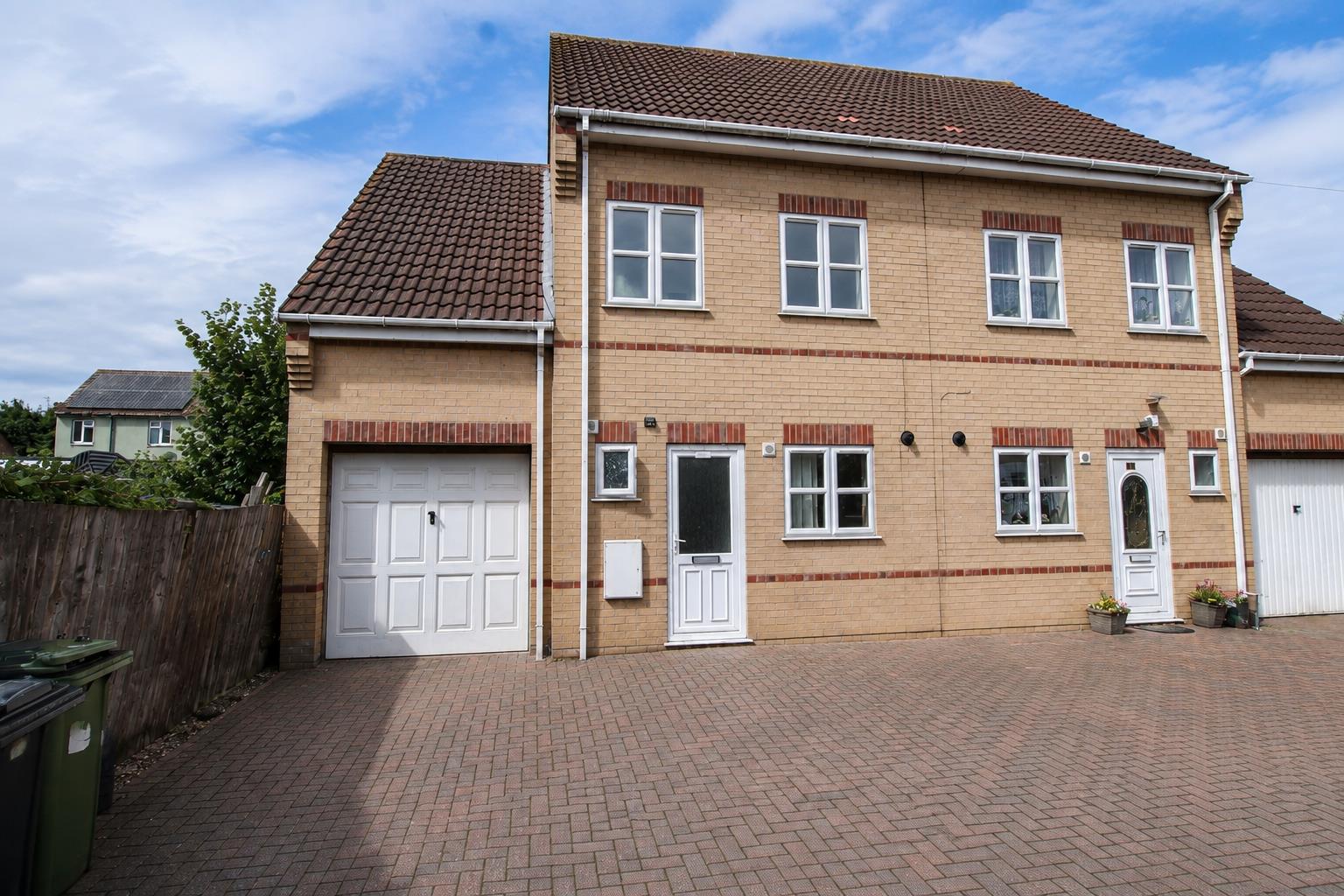19, De Bec Close, Peterborough photo 2