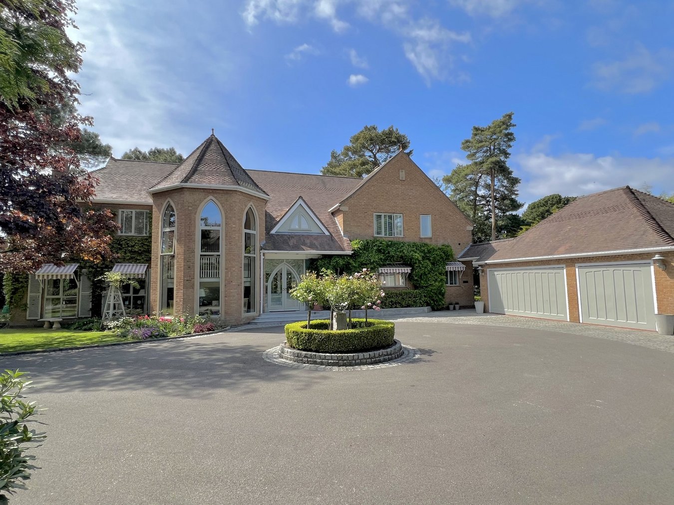 4 bedroom detached house for sale 0