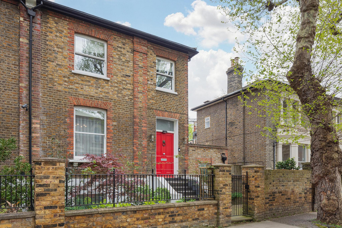 4 bedroom semi-detached house for sale 0