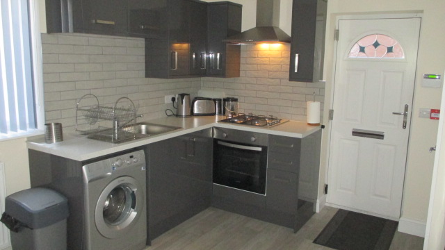 Flat 95b, Throstle Lane Middleton Leeds photo 4