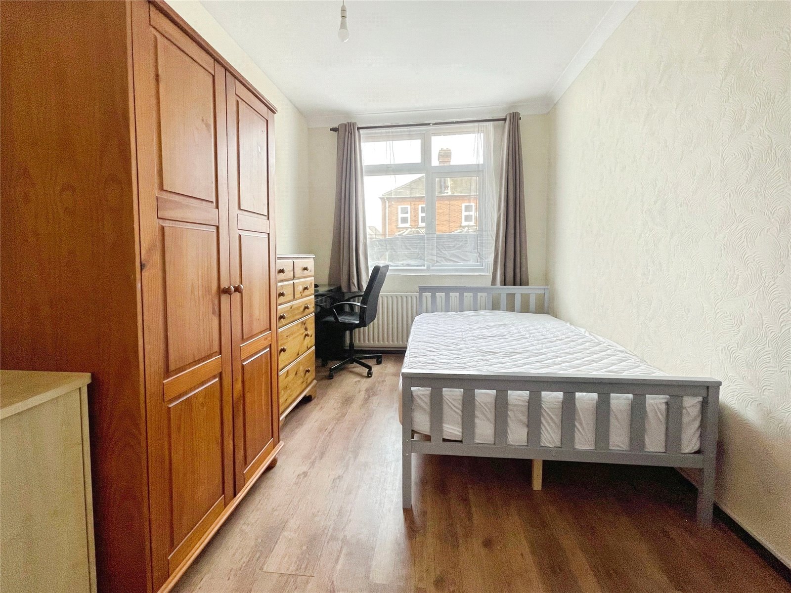 1-bed house on Room 5, 2, Queens Road, Surrey, £650/mo