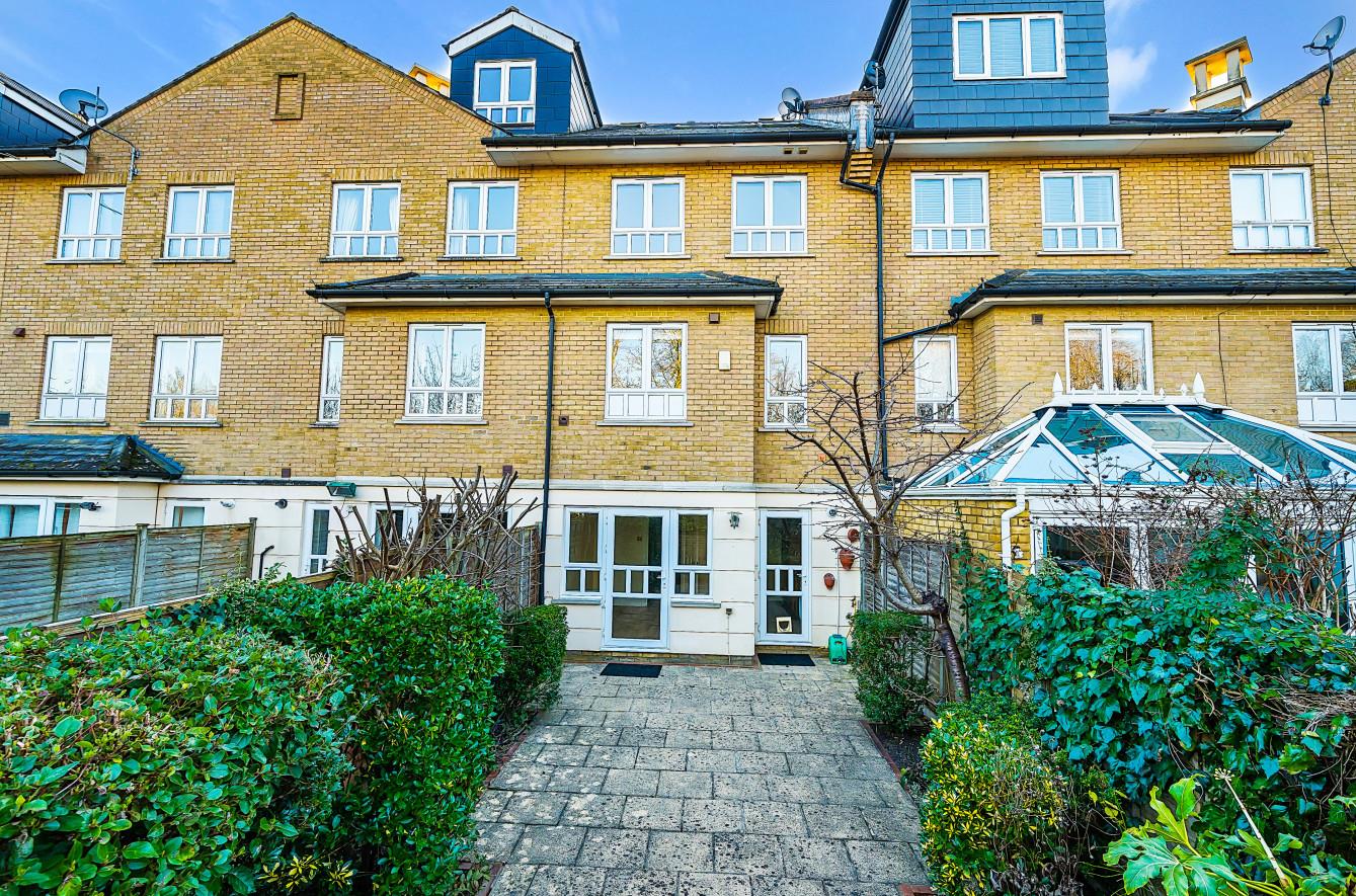 5 bedroom semi-detached house for sale in London