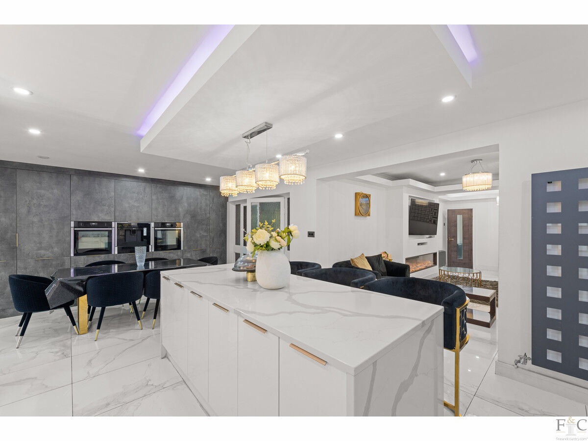 6 bedroom detached house for sale 0