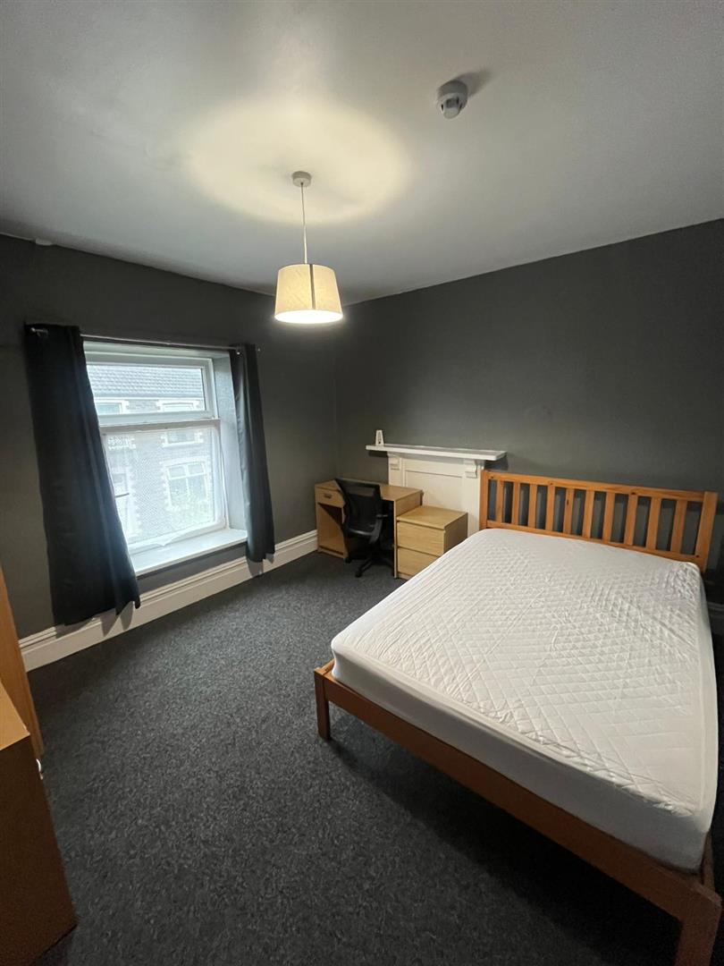 Room 4, 142, Wood Road, Treforest photo 5