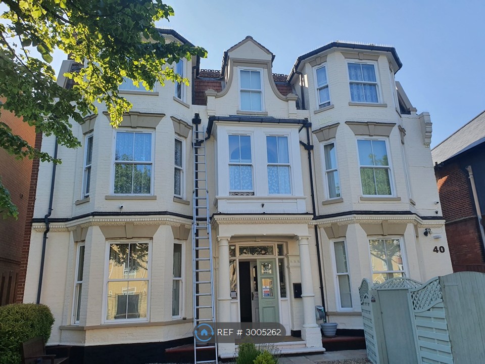 Flat, Kirkley Cliff Road, Lowestoft photo 2