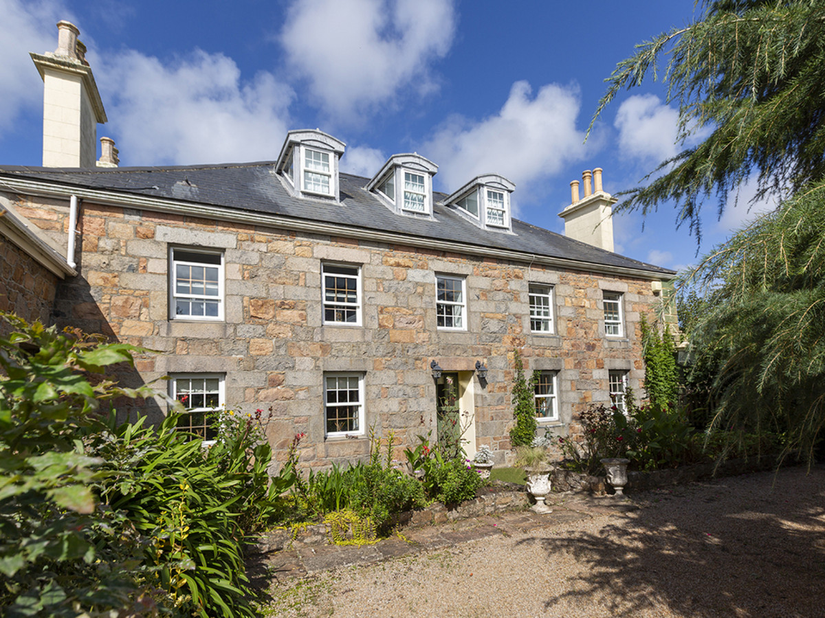 7 bedroom detached house for sale 0