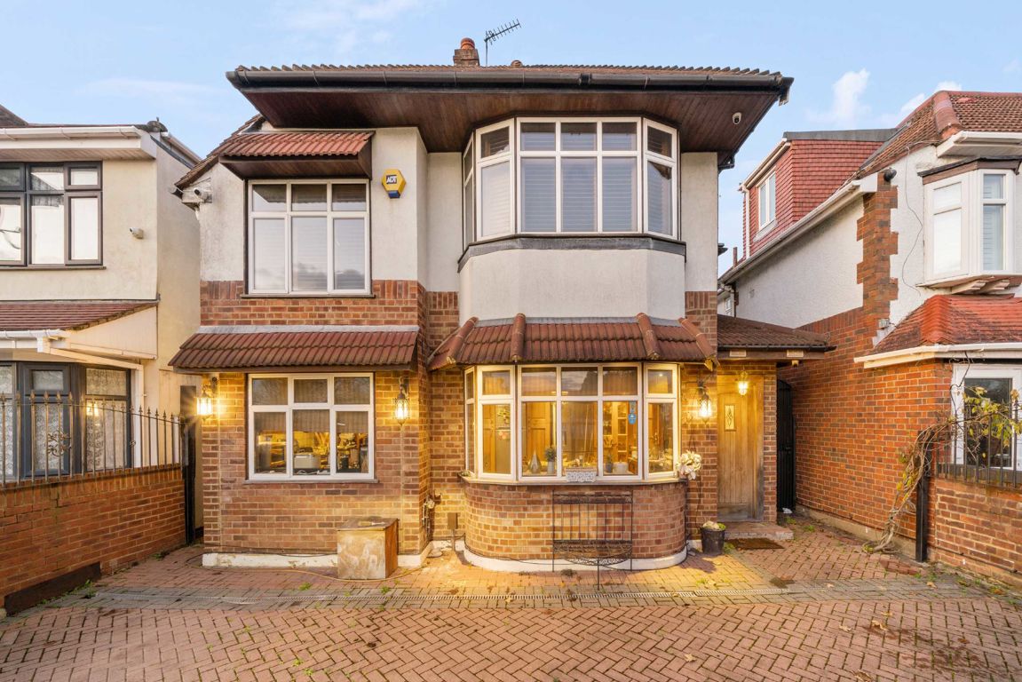 4 Bedroom Detached House For Sale - MillionPlus.com The Luxury Marketplace