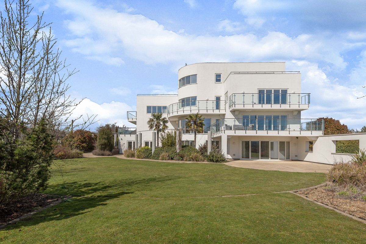 5 bedroom detached house for sale 0