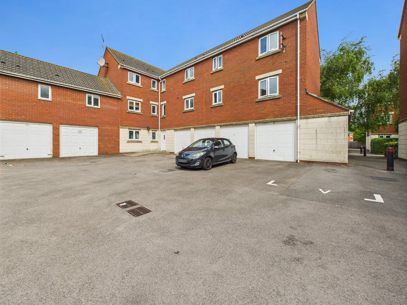 2-bed flat on 1, Jay View, Weston-Super-Mare, £145,000