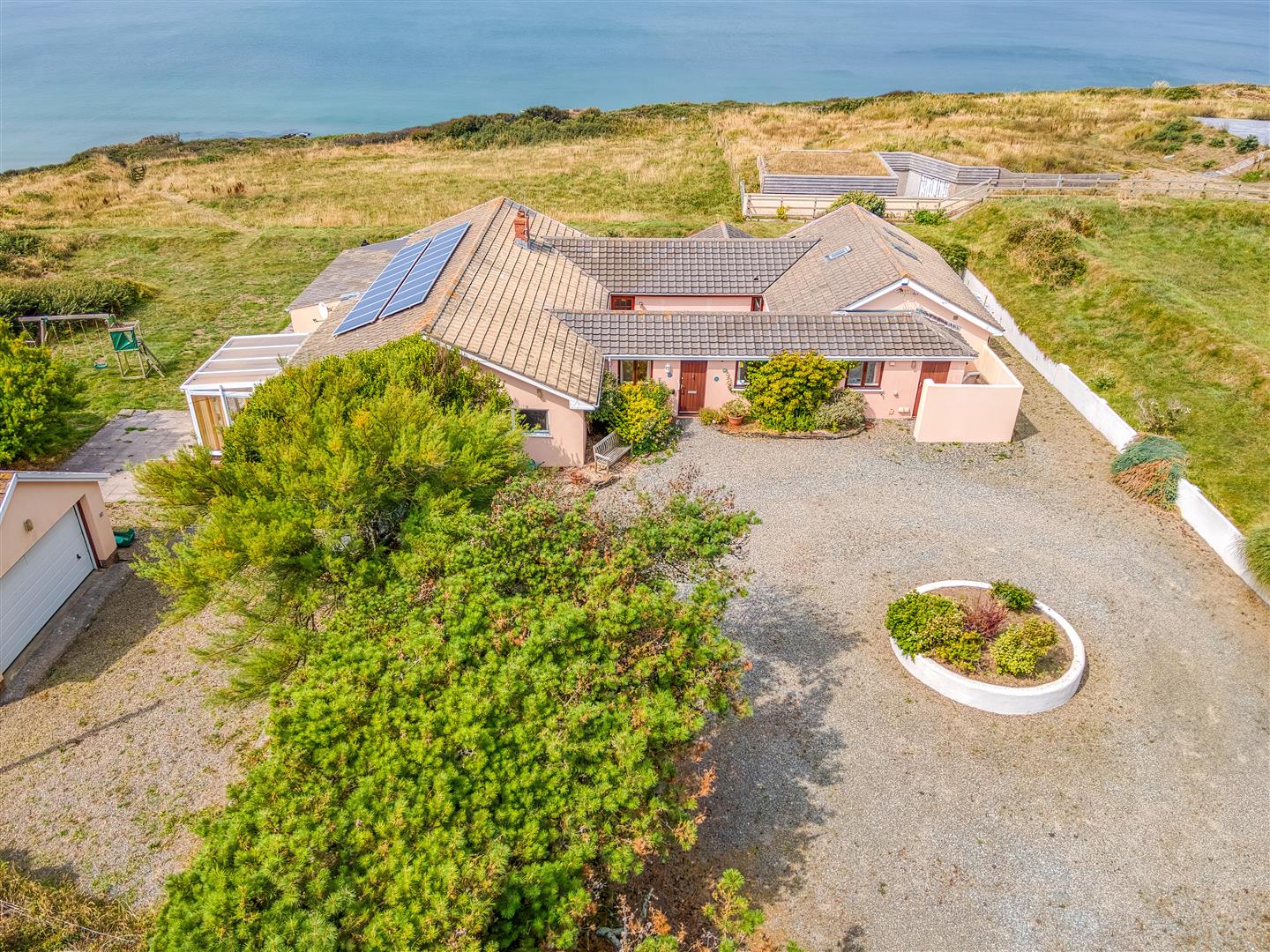 6 bedroom detached house for sale 0