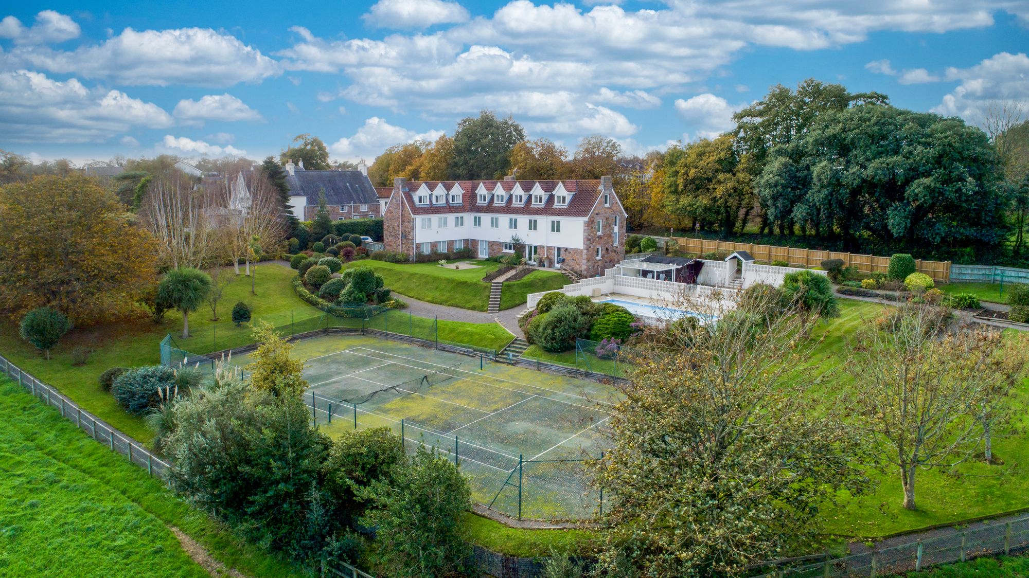 6 bedroom detached house for sale 0