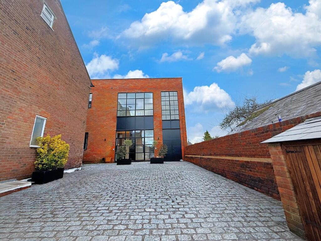 3 bedroom flat for sale in London