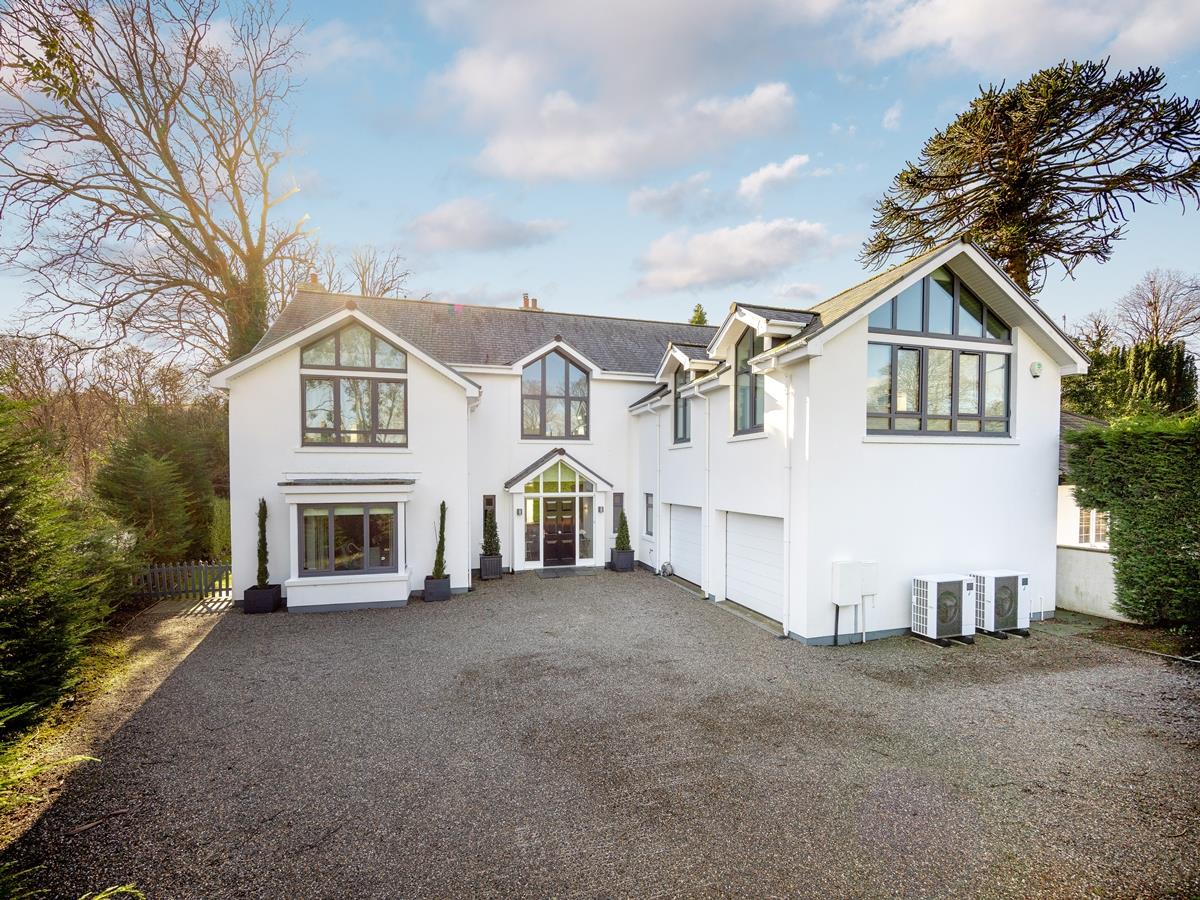 6 bedroom detached house for sale 0