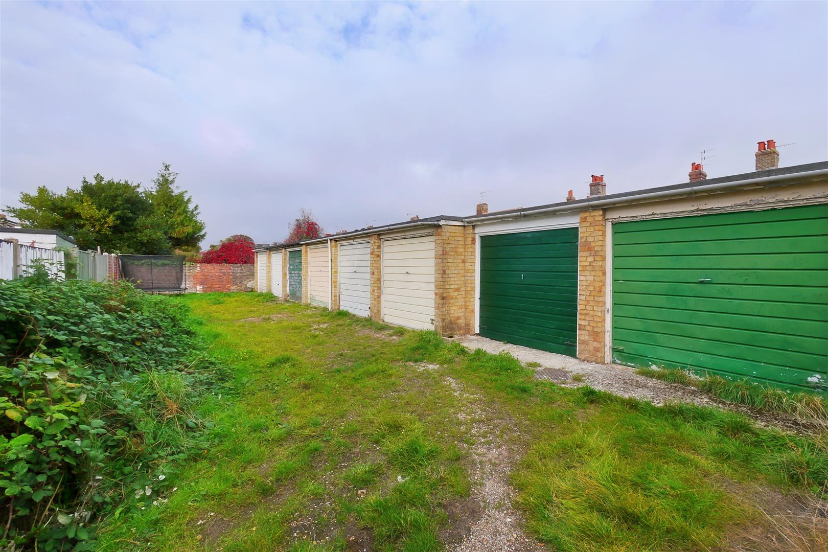 Osmonde Close, Worthing photo 4