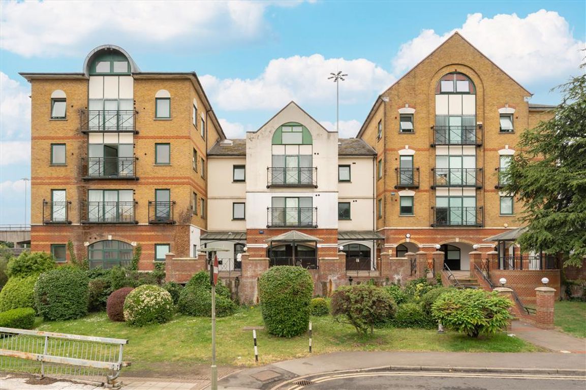 Flat 9, 1, Brent Cross Gardens, London photo 2