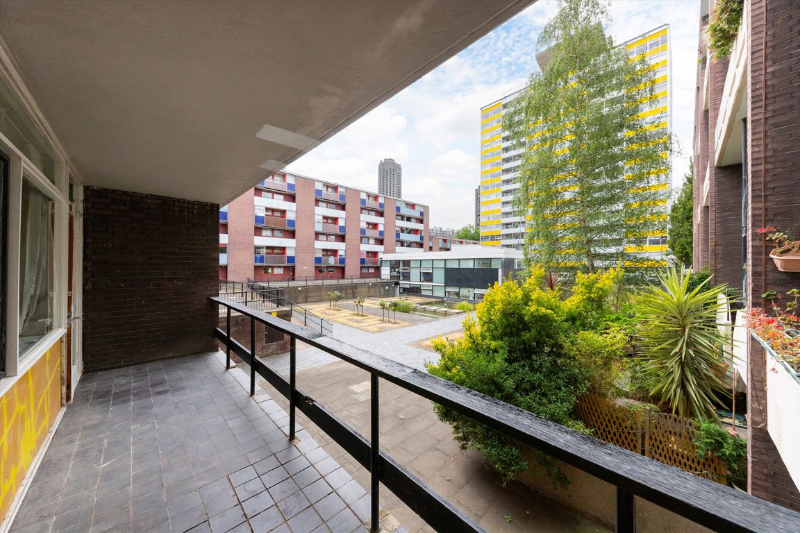 Flat 6, Stanley Cohen House, Golden Lane Estate, London photo 4