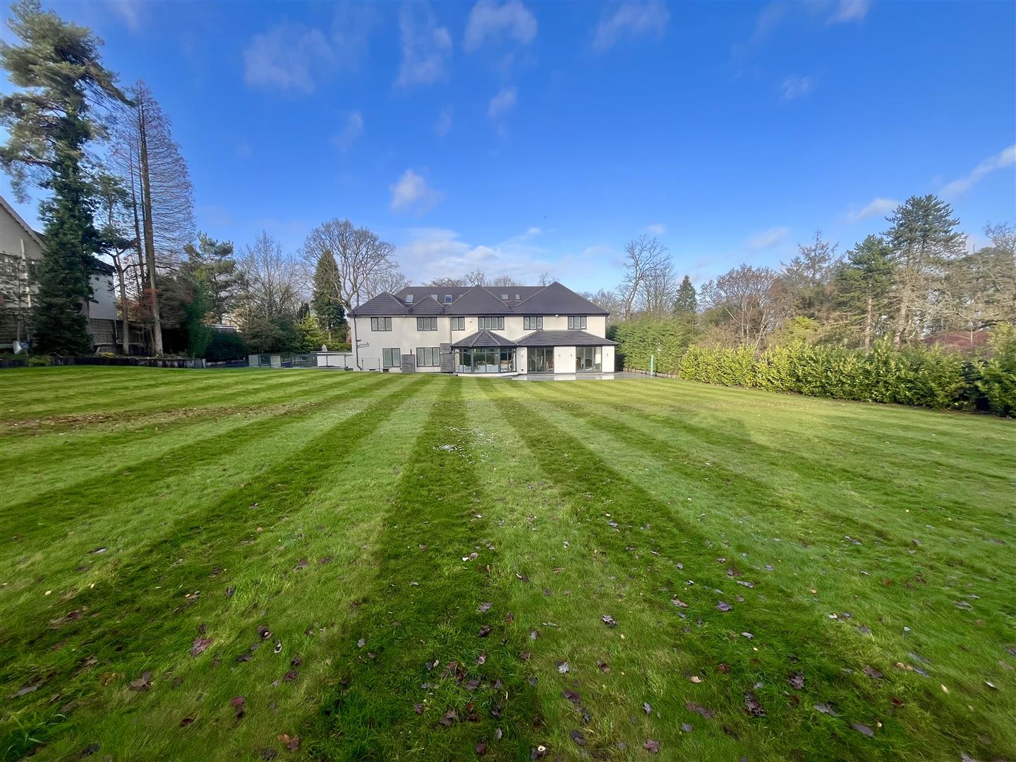 6 bedroom detached house for sale 0