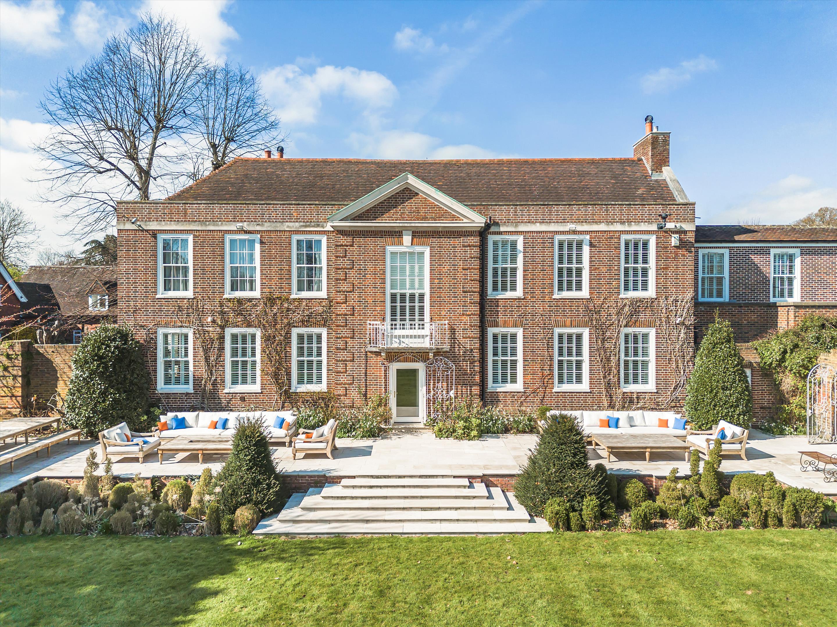 8 bedroom detached house for sale 0