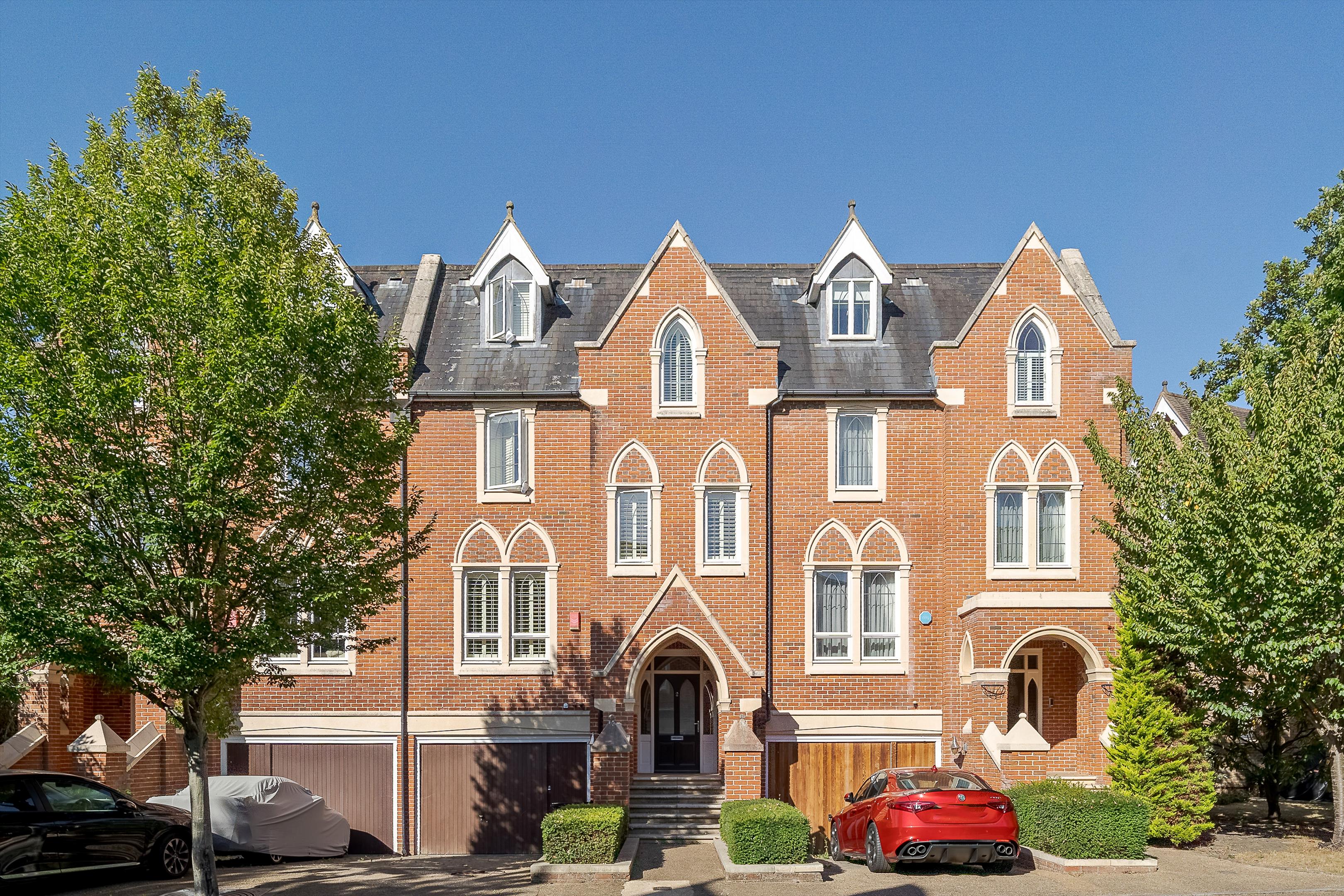 2, Martineau Drive, Twickenham photo 2