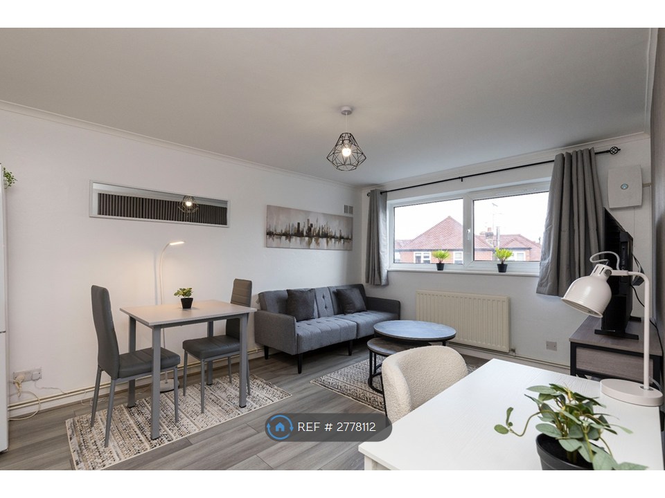 1-bed flat on Bishopric, Horsham, £2,000/mo