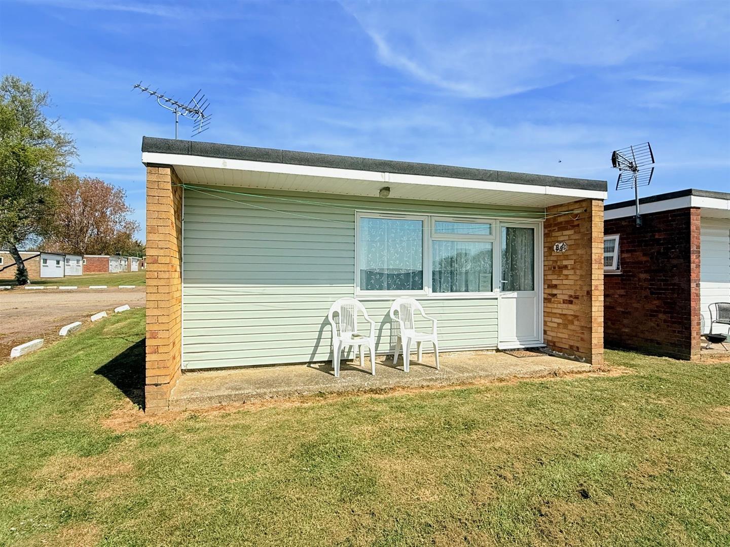 84 Florida Estate, Back Market Lane, Hemsby, NR29 4HW - listing photo