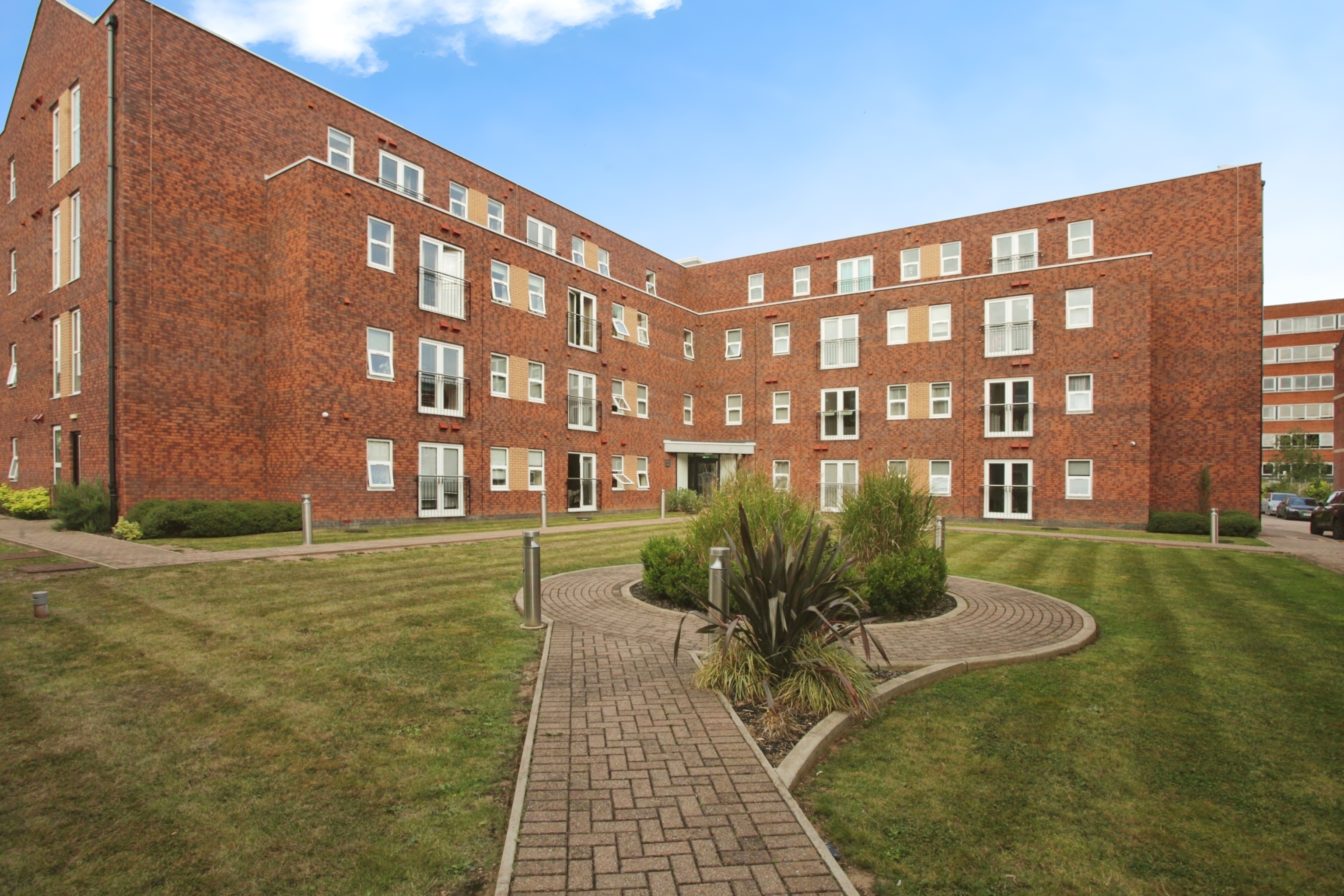 2-bed flat on Flat 33, Crescent House,, Woodside Park, Warwickshire, £140,000