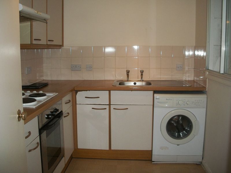 40, Fairbairn Close, Purley photo 5