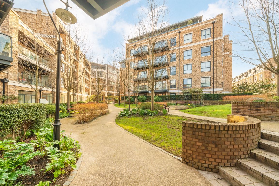 Flat 28, Concord Court, Palladian Gardens, London photo 5