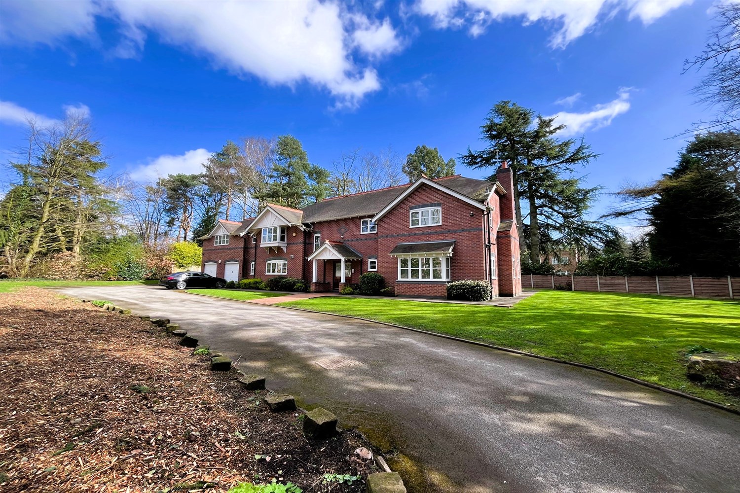6 bedroom detached house for sale 0