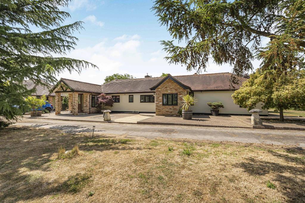 4 bedroom detached bungalow for sale 0