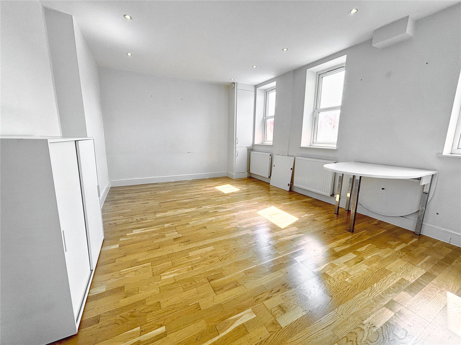 Flat 4,, Imperial Buildings, Horley photo 4
