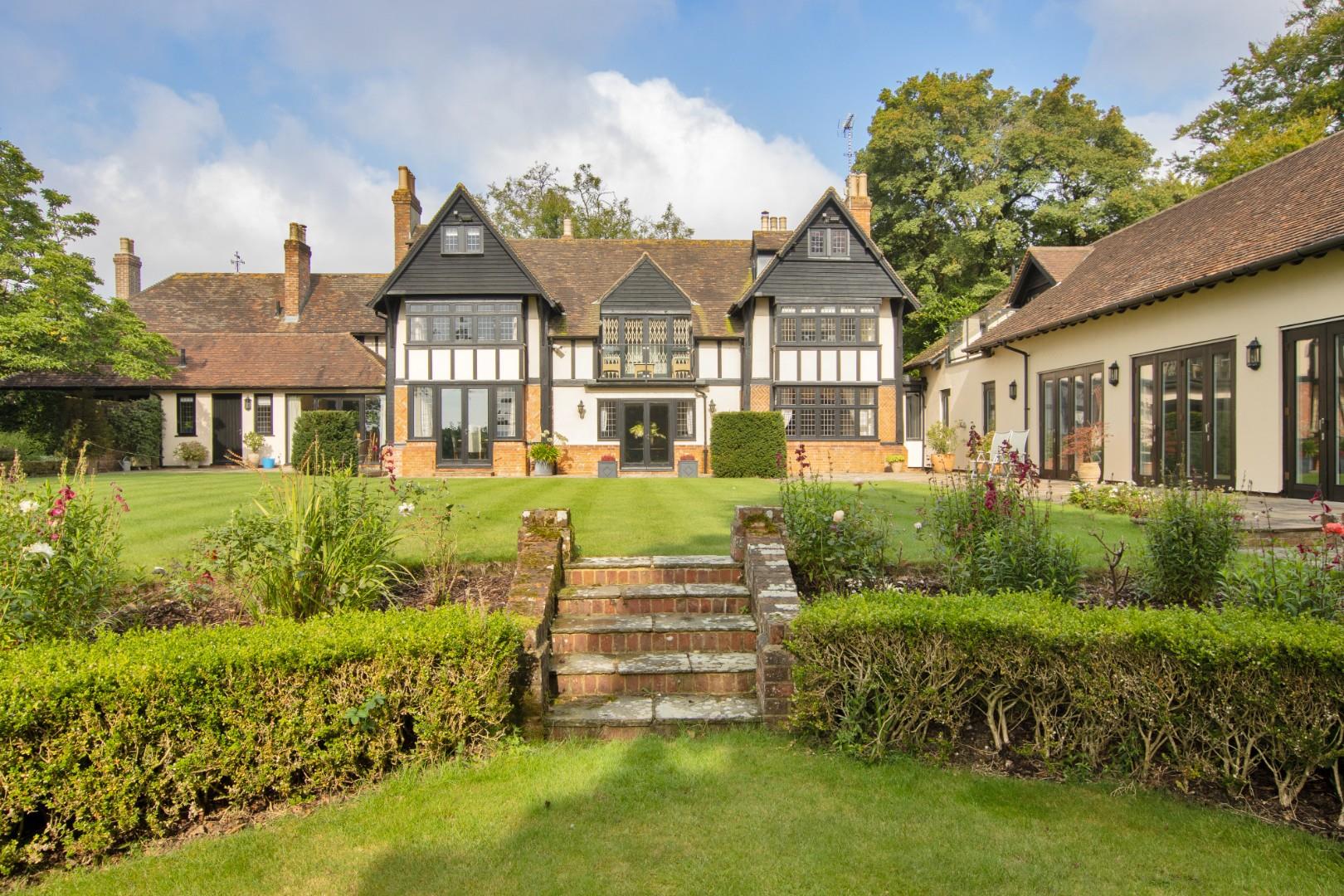 6 bedroom detached house for sale 0