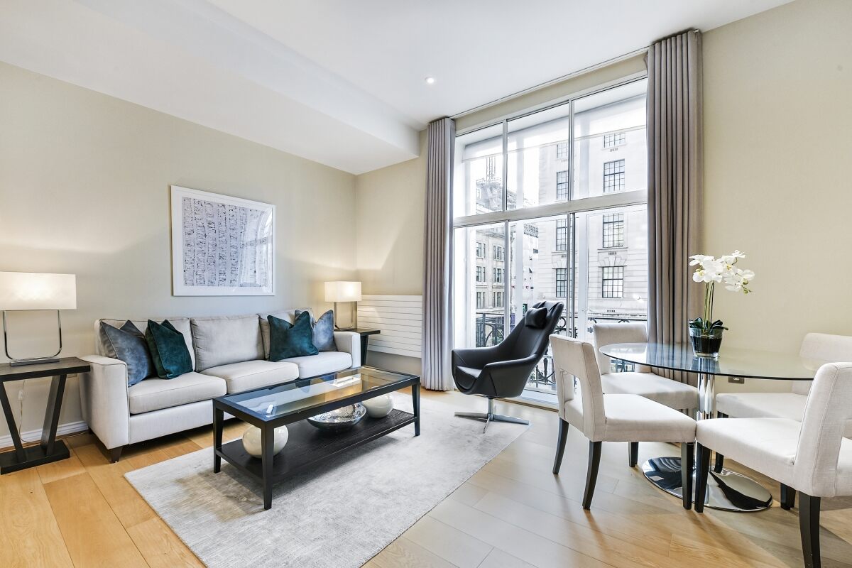 Flat 2, 90, Mortimer Street, London photo 2