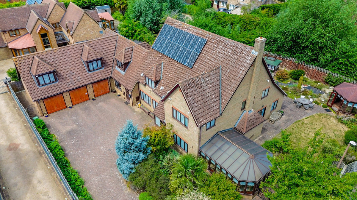 4 bedroom detached house for sale in Bromley