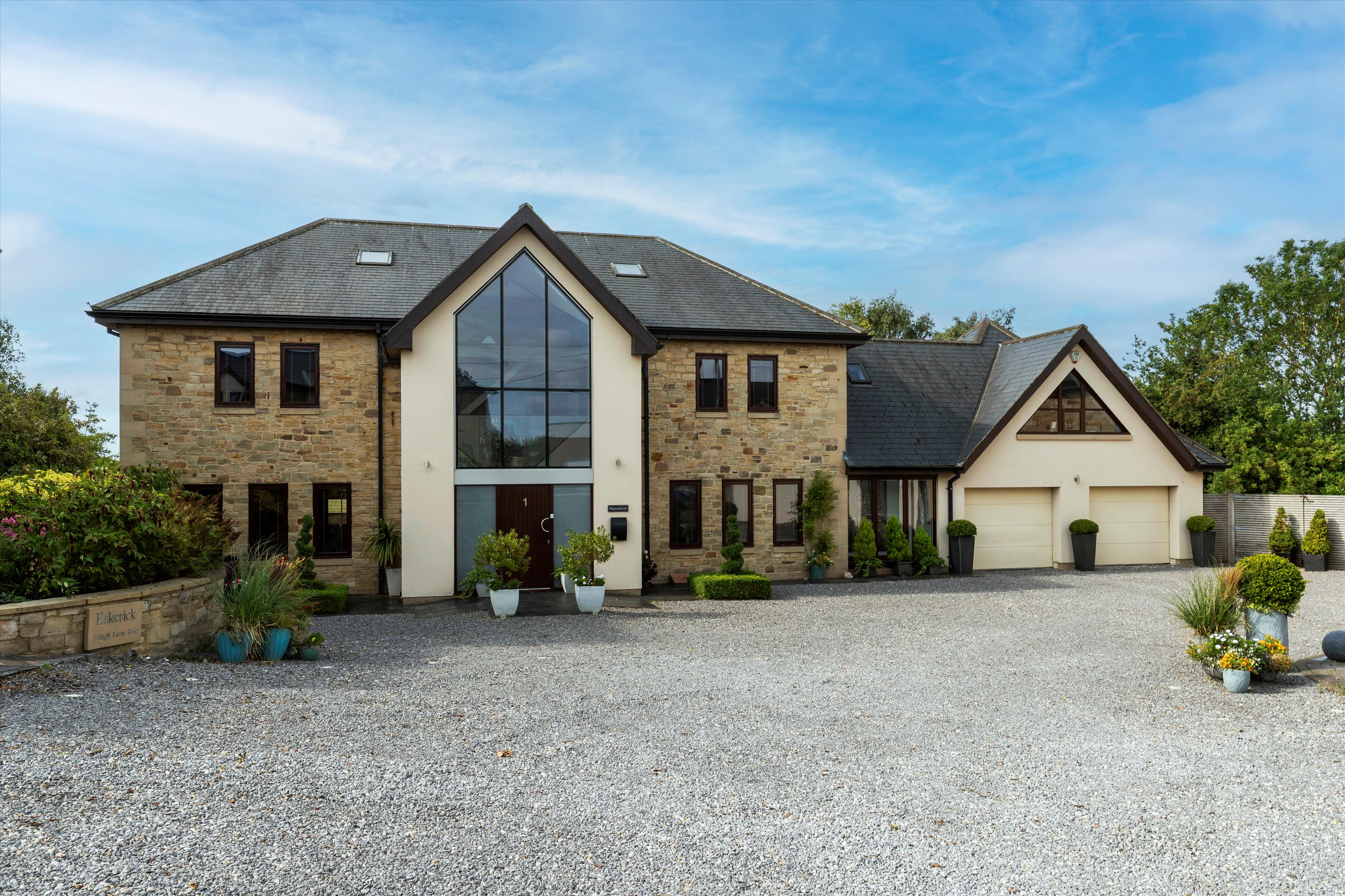4 bedroom link-detached house for sale in Reigate