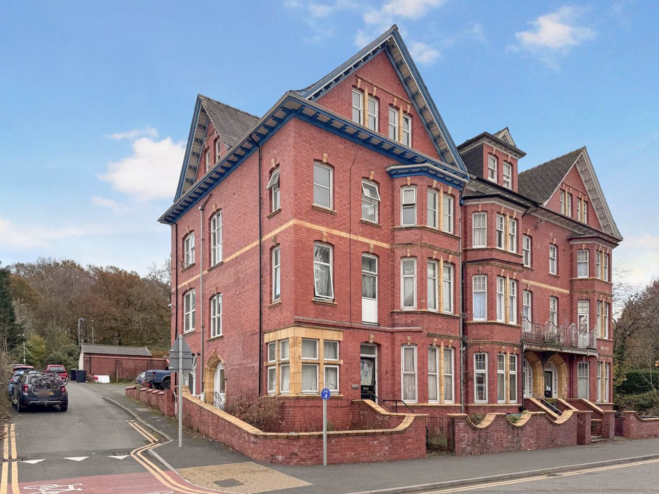 4 Derrymore, Temple Street, Llandrindod Wells, LD1 5HG - listing photo