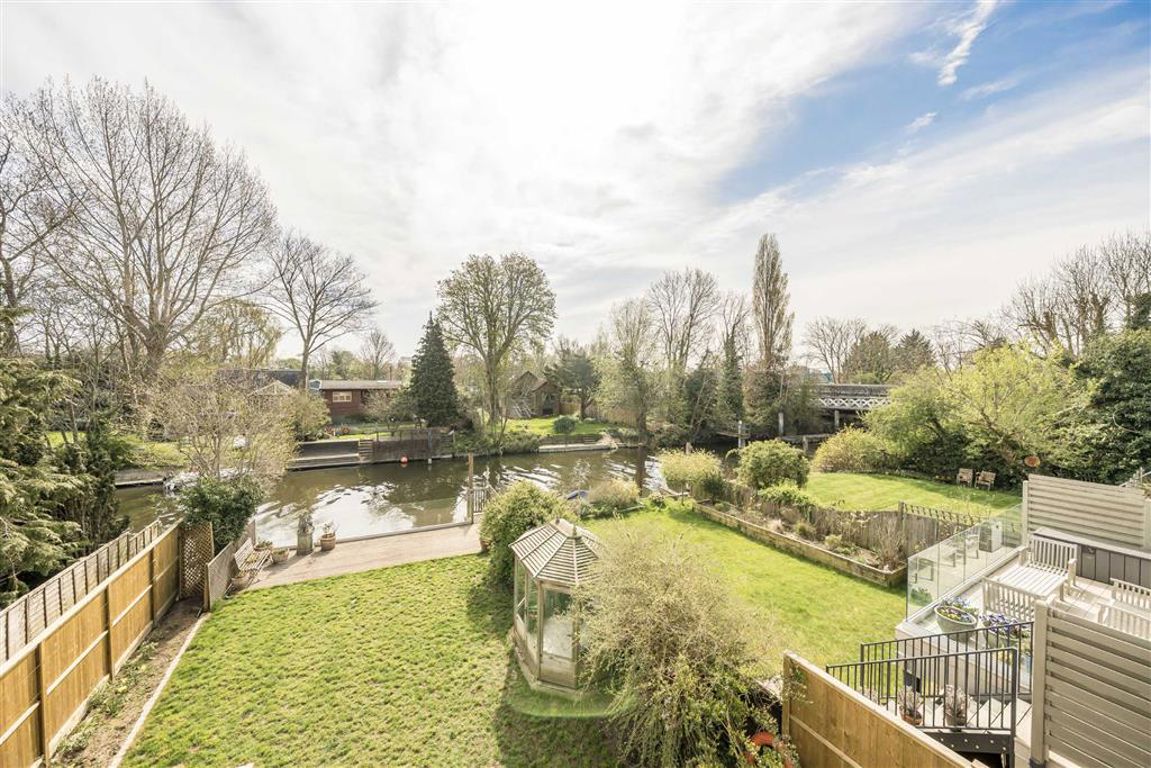 6 bedroom terraced house for sale