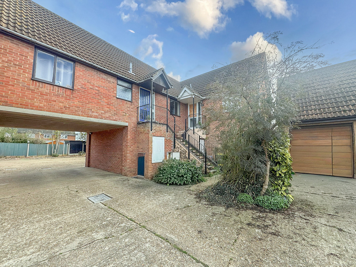 35, Moorcroft, Rochford photo 3