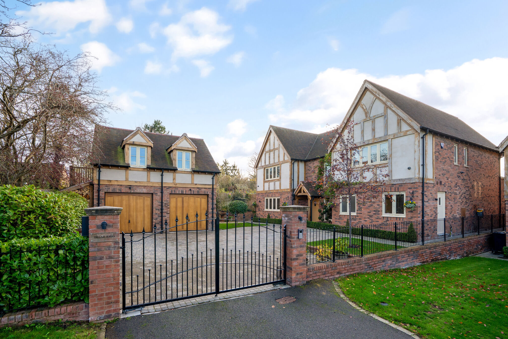 5 bedroom detached house for sale 0