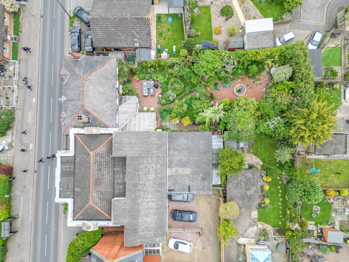 8 bedroom detached house for sale 0