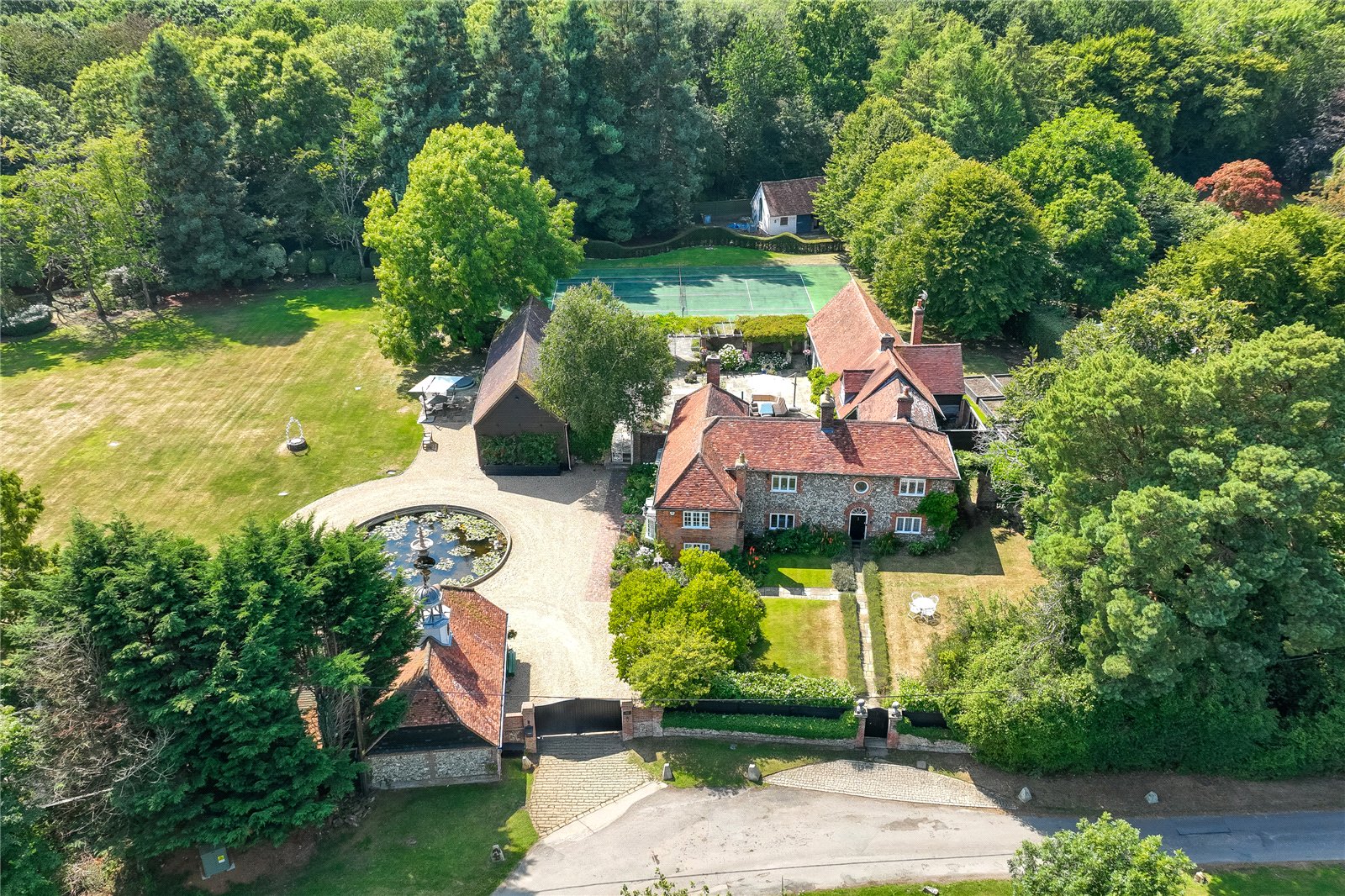 6 bedroom detached house for sale 0