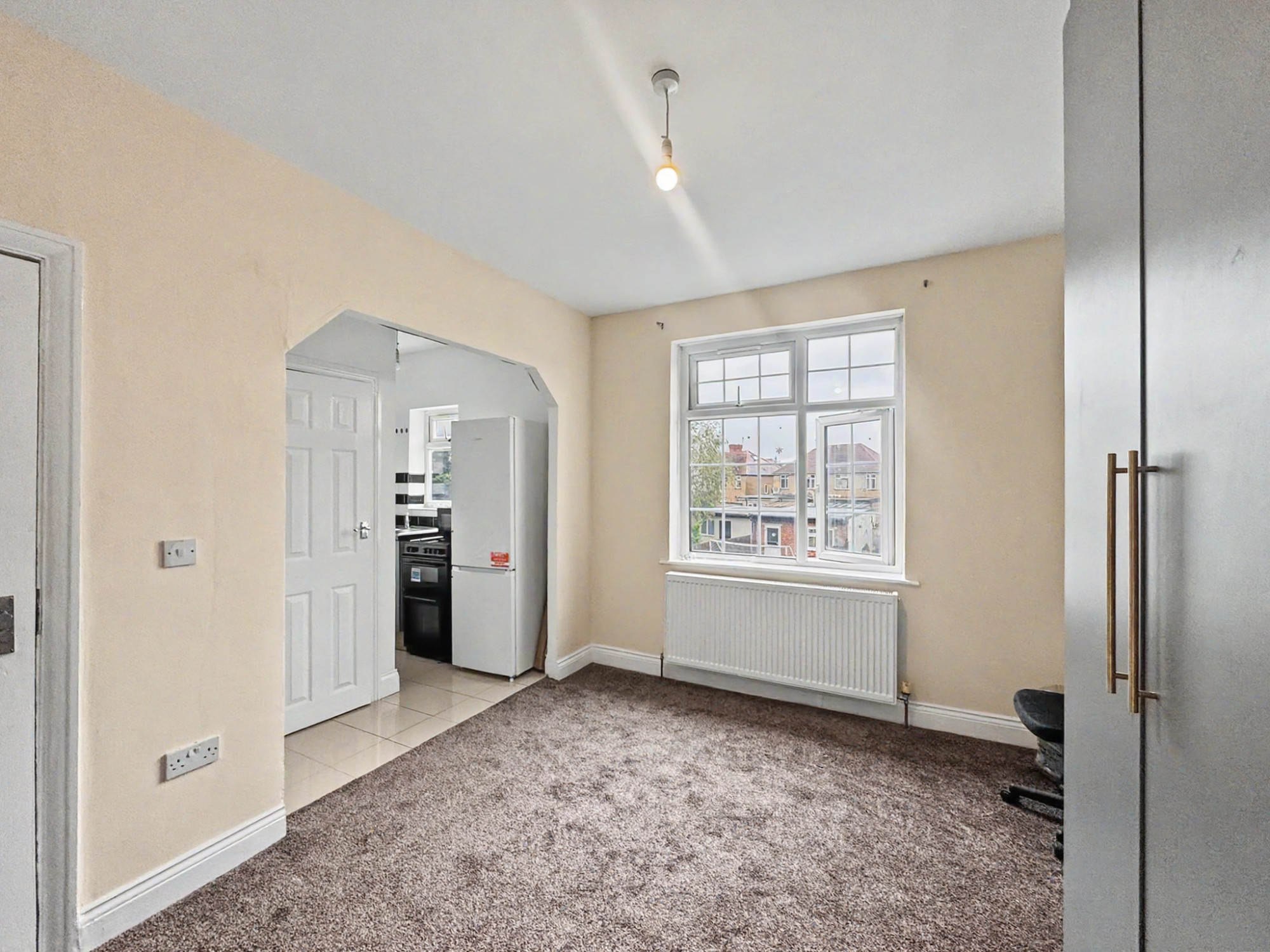 11, Chatsworth Crescent, Hounslow photo 5