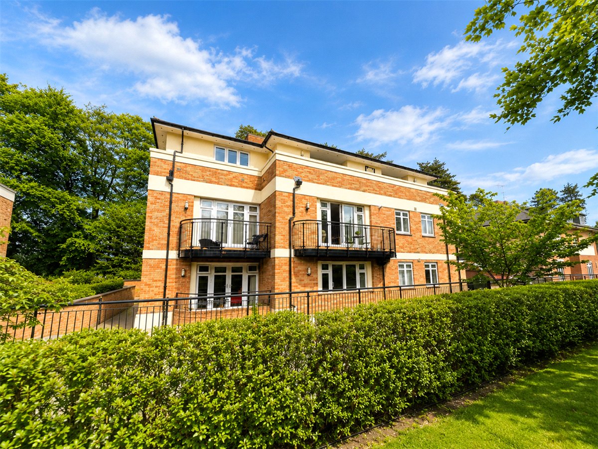 2-bed flat on 22, Fraser Gardens, Hampshire, £1,650/mo