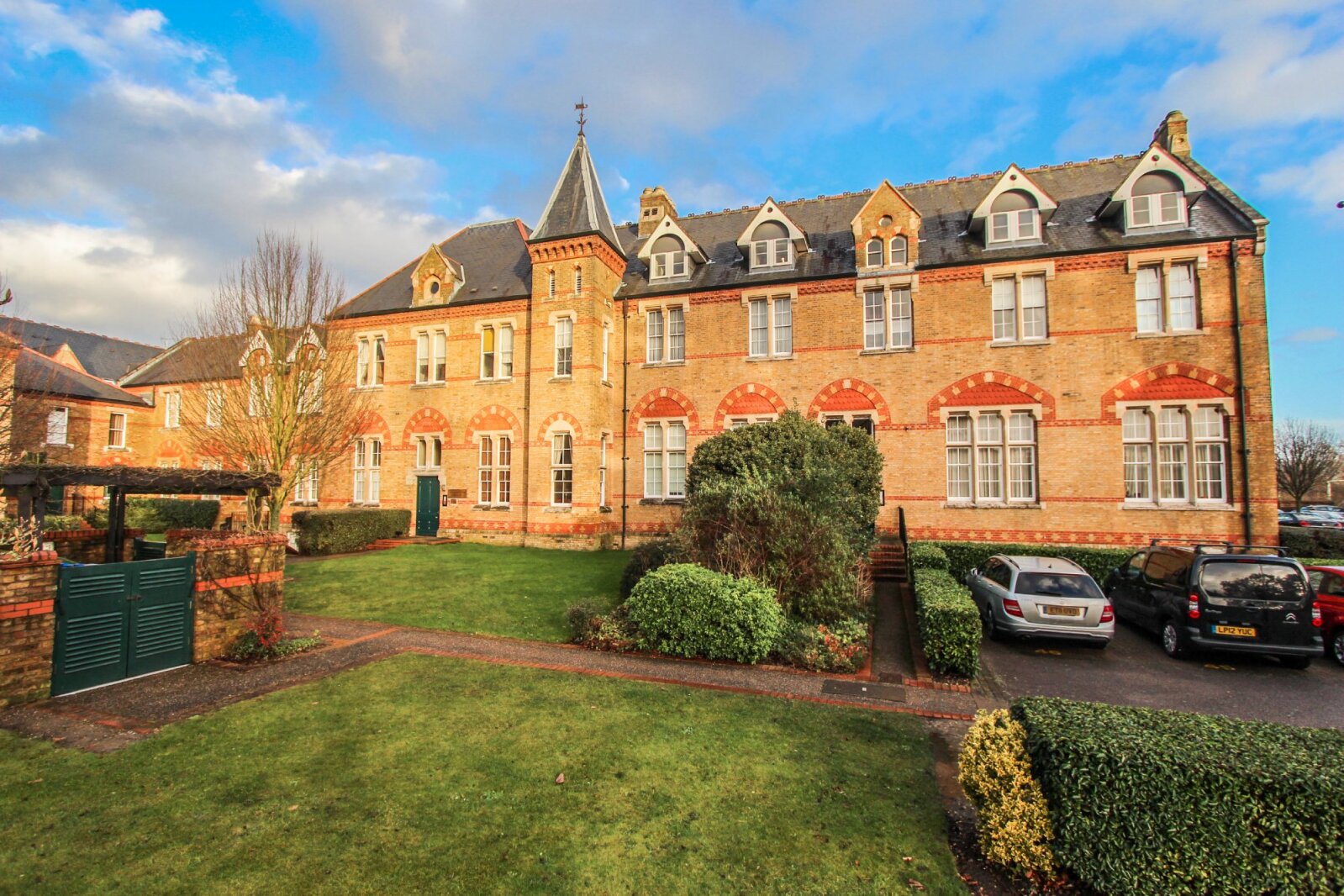 3-bed flat on Flat 37, Alexandra Court, Watford, £325,000