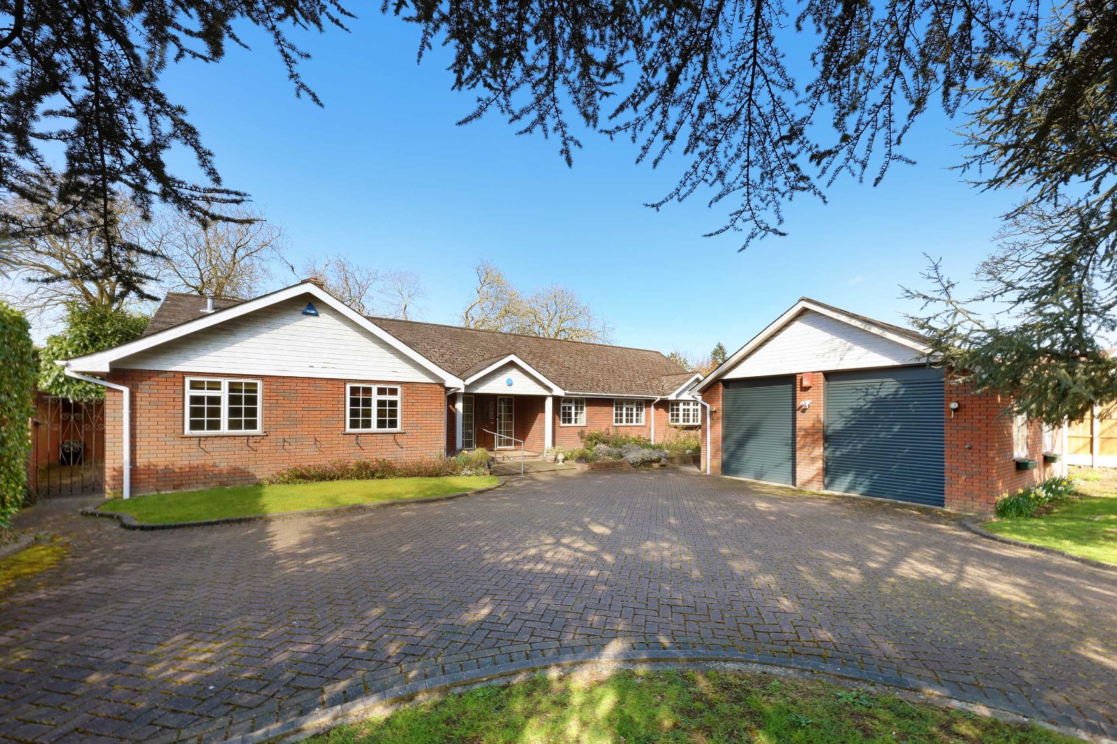 3 bedroom detached house for sale in Guildford