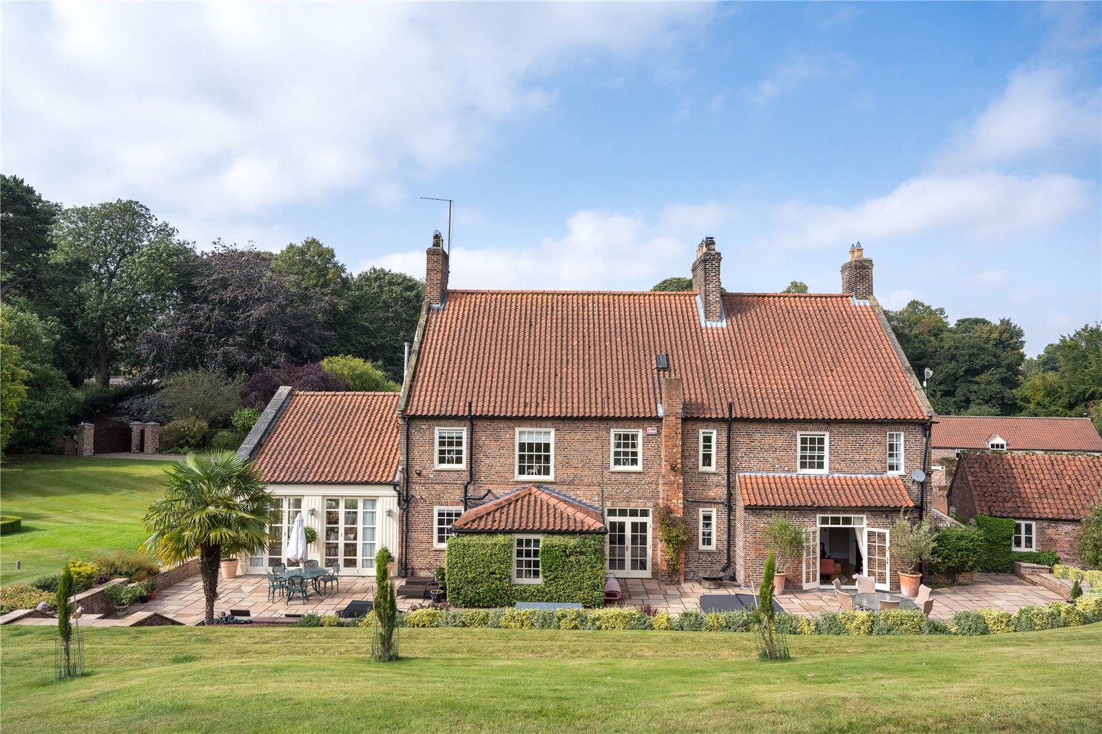 6 bedroom detached house for sale 0
