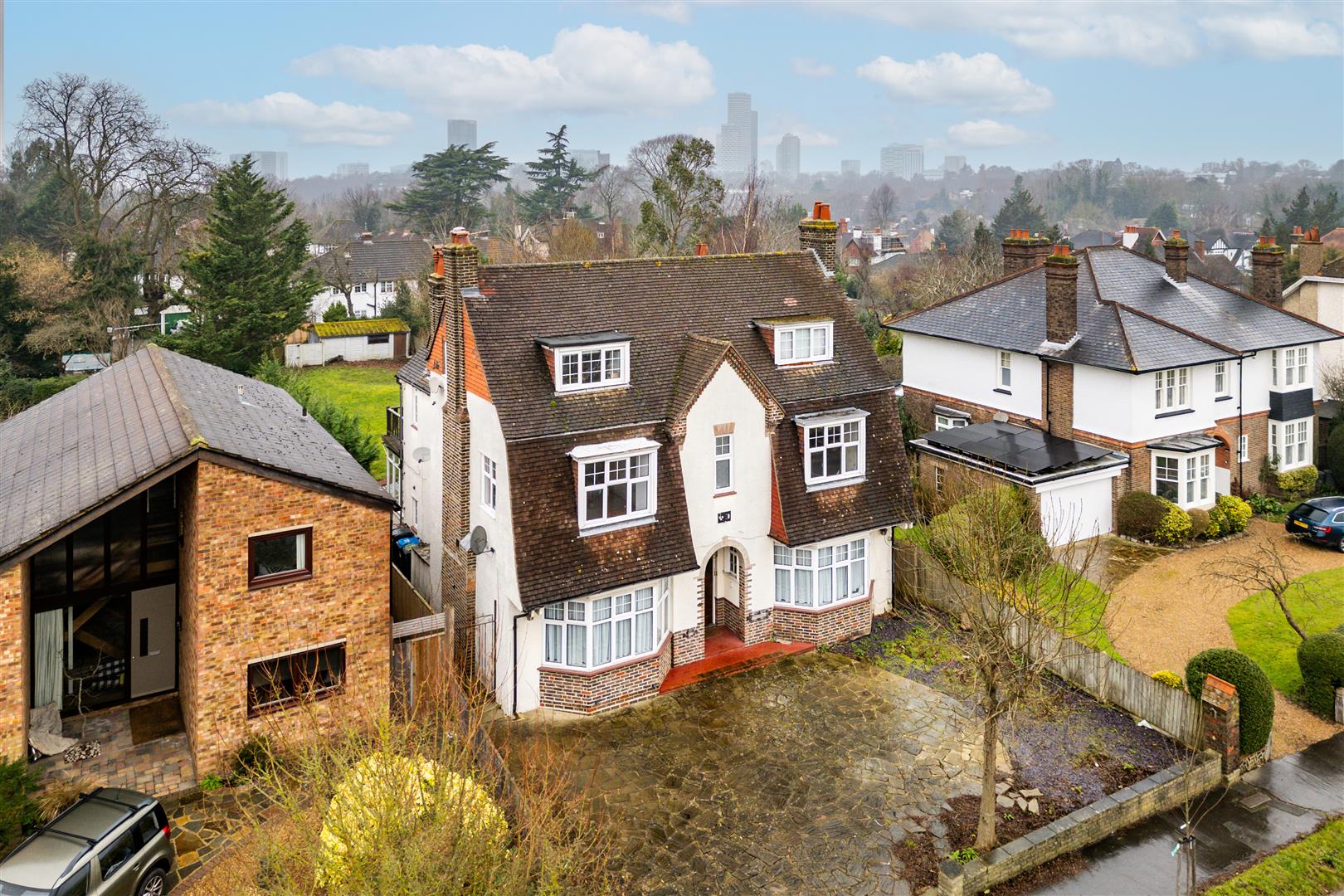 6 bedroom detached house for sale 0