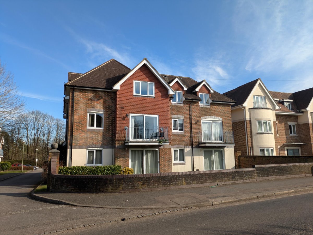8 Ladbroke Court, Ladbroke Road, Redhill photo 2