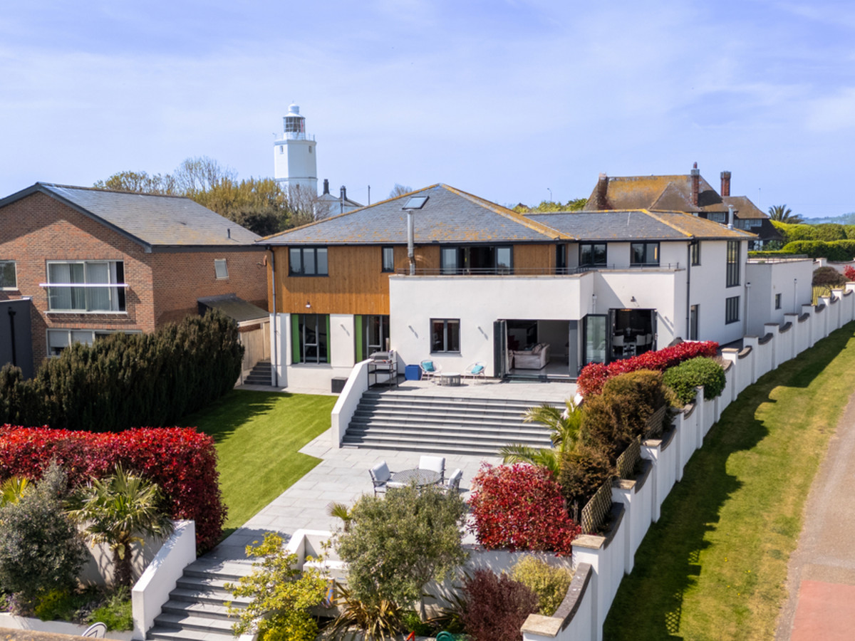 3 bedroom flat for sale