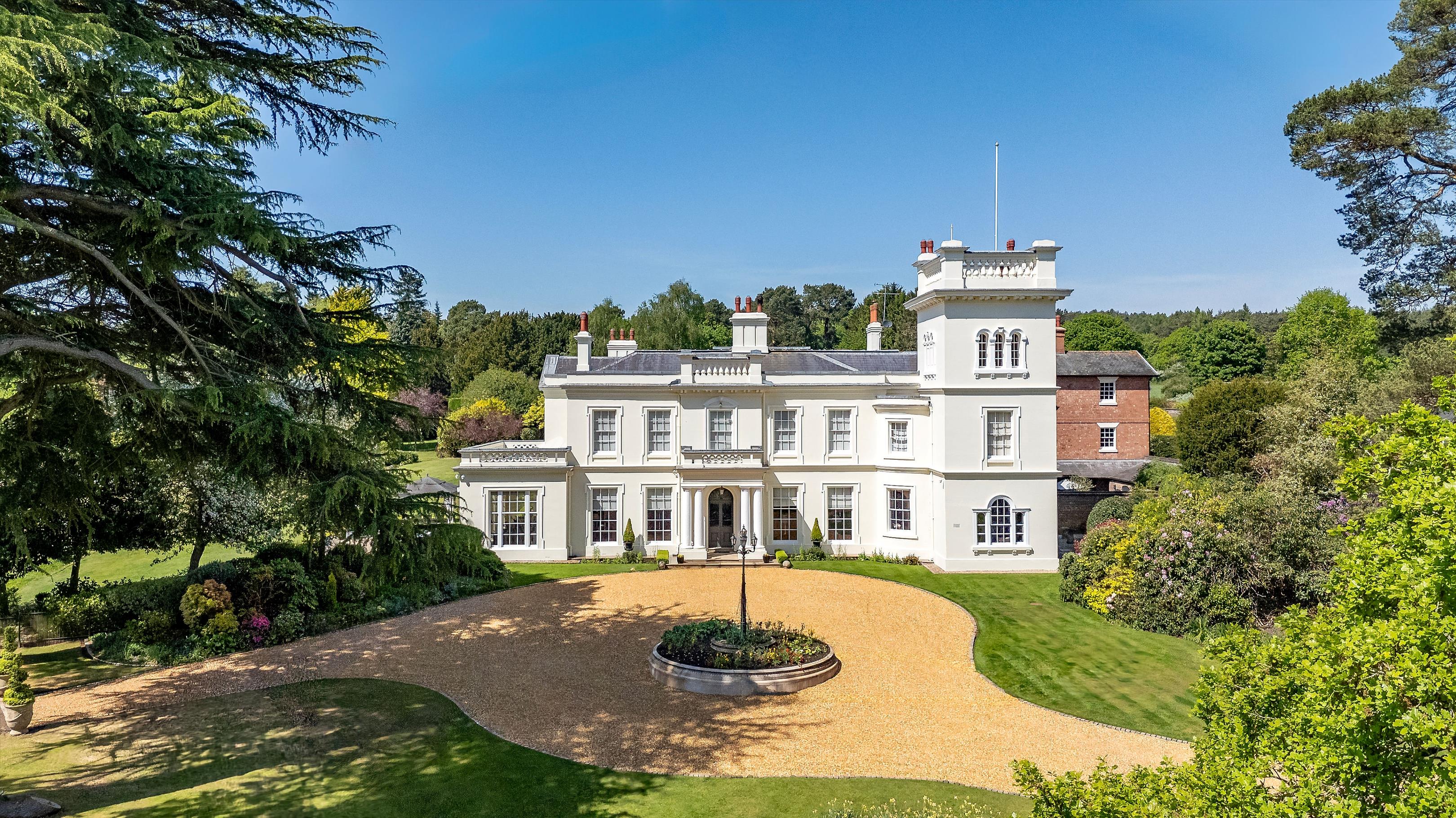 8 bedroom detached house for sale 0